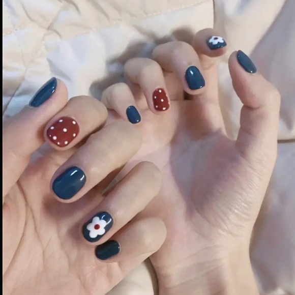 Women’s Red White Blue Floral 24 Pack Press On Nails - Picture 2 of 3